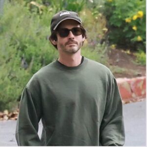 D3OvcrE6 Logan Lerman Moma Hat 1 1 1